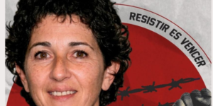 Grua en la que se ha desplegado la pancarta "NO A LAS LISTAS NEGRAS"