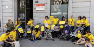 Coordinadora de familias a las puertas de la Consejería de Educación