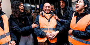 Mariano en el portal de su piso. Fotografía del Sindicato de Inquilinas.