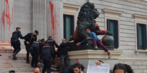 La policía reprimiendo la protesta en al entrada del Congreso