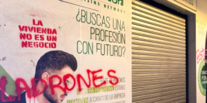 Oficina de Tecnocasa con pintadas por el derecho a la vivienda.