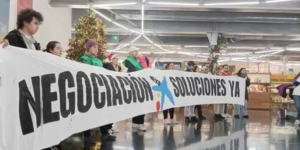 Protesta de la PAH en una oficina de La Caixa