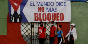 Pancarta contra el bloqueo a Cuba