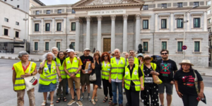 Los pensionistas, frente al Congreso antes de entregar las misivas