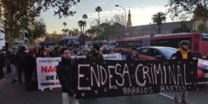 Pancarta "Endesa criminal" en la manifestación de Barrios Hartos