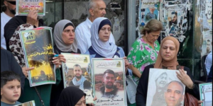 Familiares de presos políticos en Cisjordania durante una movilización