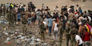 Soldados controlan a los migrantes
