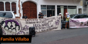 Pancarta solidaria con la familia Villalba
