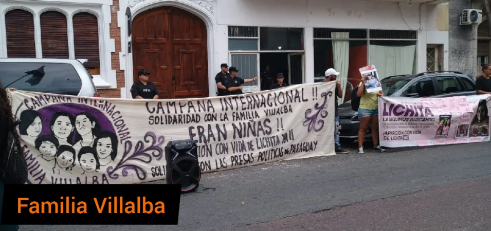 Pancarta solidaria con la familia Villalba