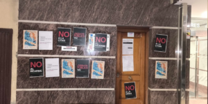 Sede de Izquierda Unida con carteles contra la OTAN y el rearme