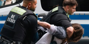 Fuerzas represivas alemanas llevando a cabo una detención