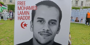 Cartel por la libertad del periodista saharaui