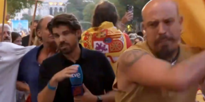 Agresión a un periodista durante una manifestación racista