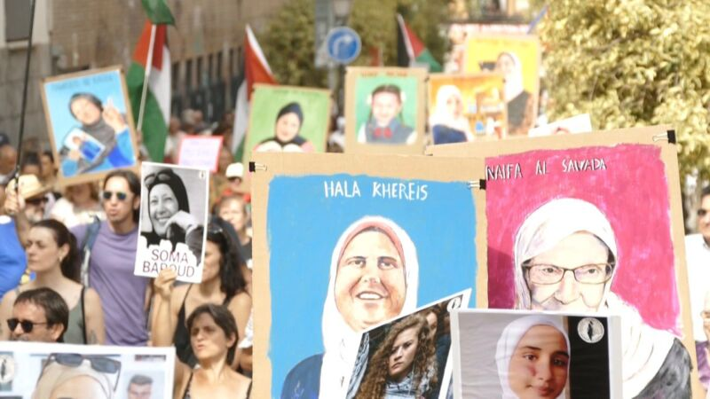 Carteles homenajeando a las mujeres palestinas en lucha