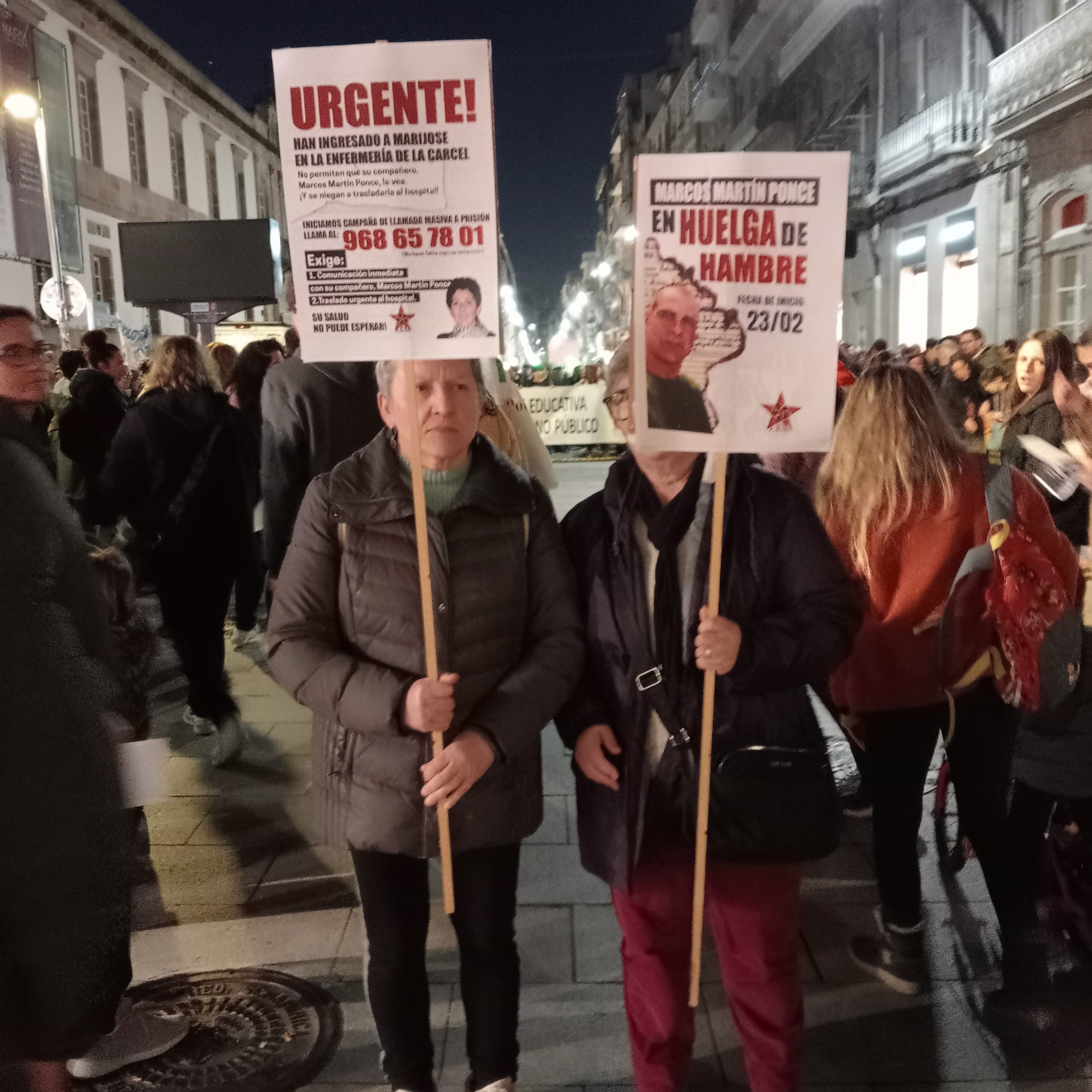 Carteles sobre la situación de Mª José y la huelga de hambre de Marcos