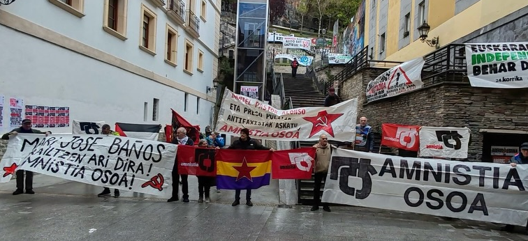 Pancartas en la concentración por la Amnistía Total