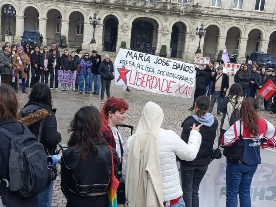 Pancarta solidaria en manifestación feminista en A Coruña
