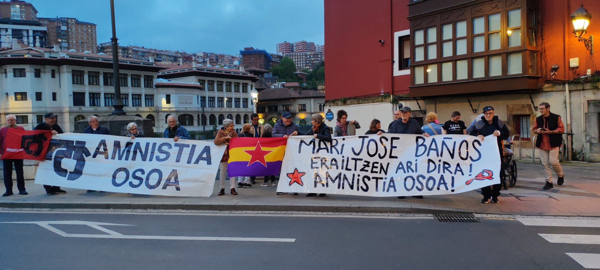 Pancarta por Mª José Baños en la manifestación por la amnistía total. 17 de abril en Bilbo.