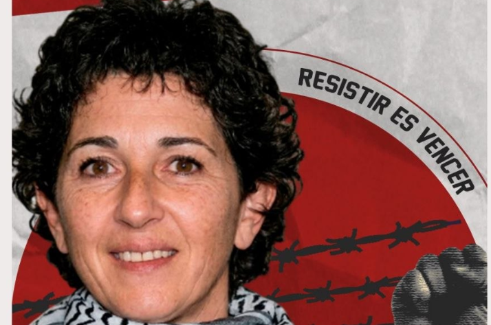 Grua en la que se ha desplegado la pancarta "NO A LAS LISTAS NEGRAS"