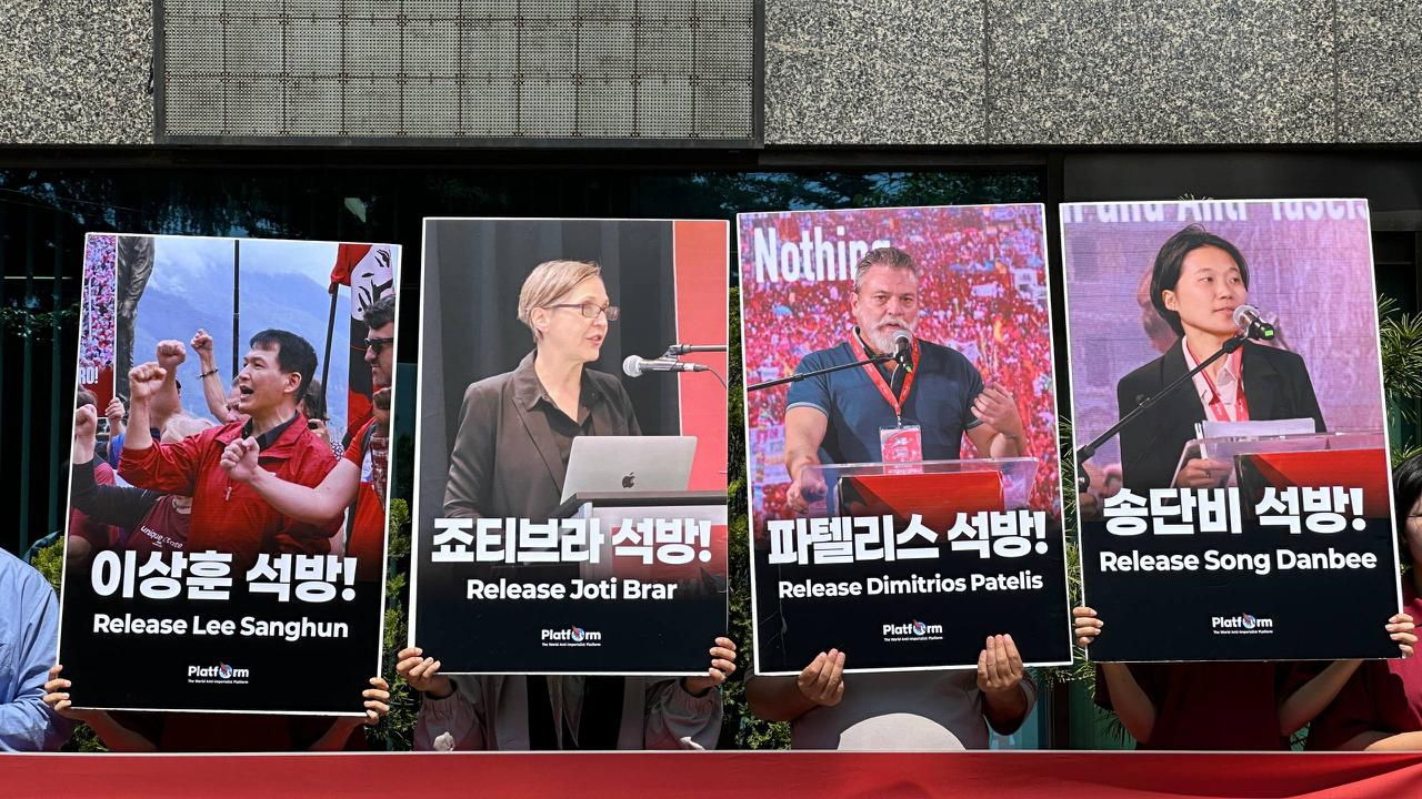 Carteles pidiendo la liberación de los detenidos