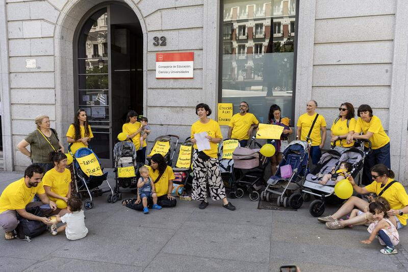 Coordinadora de familias a las puertas de la Consejería de Educación