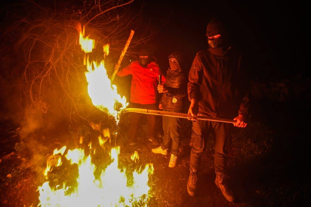 Patrulla nocturna de palestinos se rechazan ataques de los colonos 