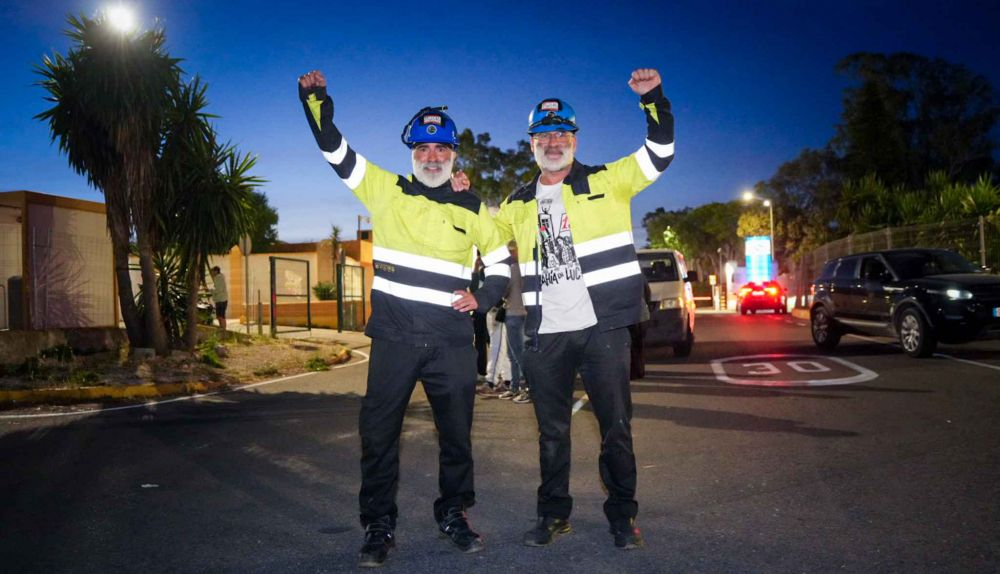 Los dos trabajadores tras bajar de la grúa