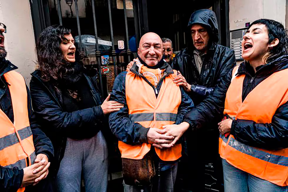 Mariano en el portal de su piso. Fotografía del Sindicato de Inquilinas.