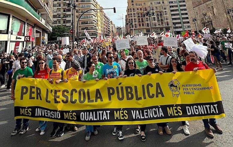 Pancarta por una educación pública de calidad y en valenciano.