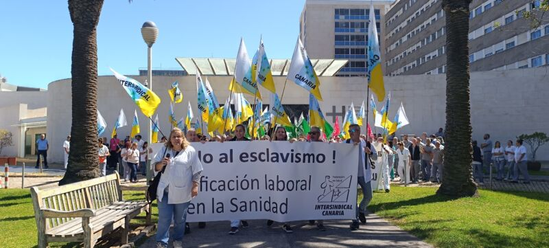 Protesta frente al Hospital Universitario de Canarias
