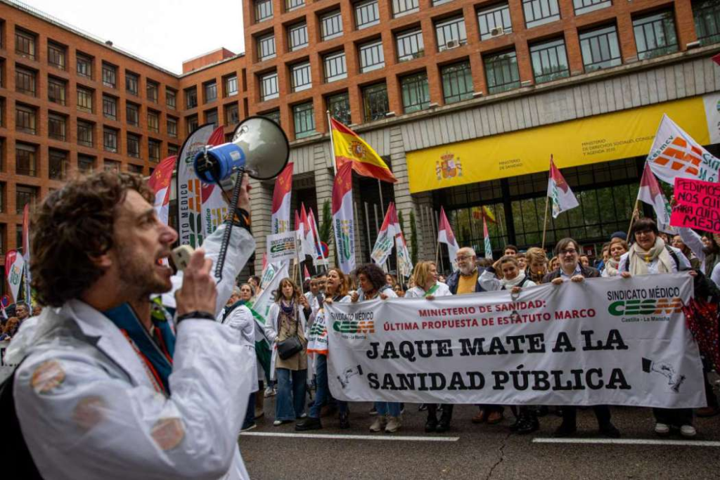 Médicos se manifiestan frente al Ministerio de Sanidad