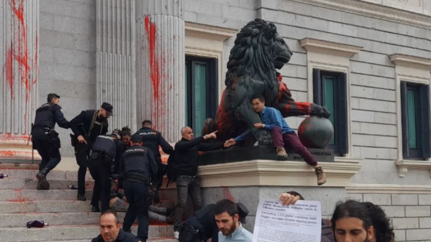 La policía reprimiendo la protesta en al entrada del Congreso