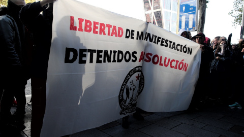 Pancarta por la libertad de manifestación