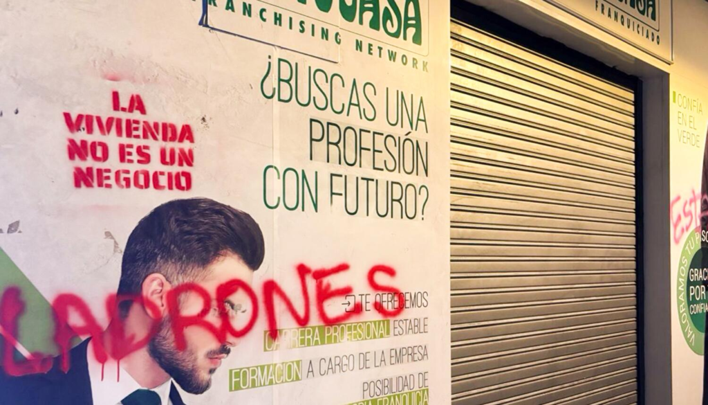Oficina de Tecnocasa con pintadas por el derecho a la vivienda.