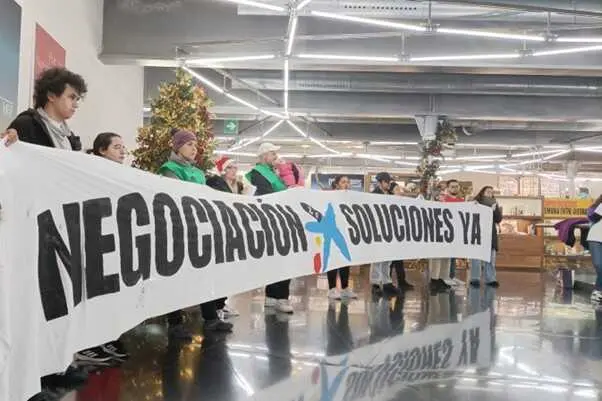 Protesta de la PAH en una oficina de La Caixa