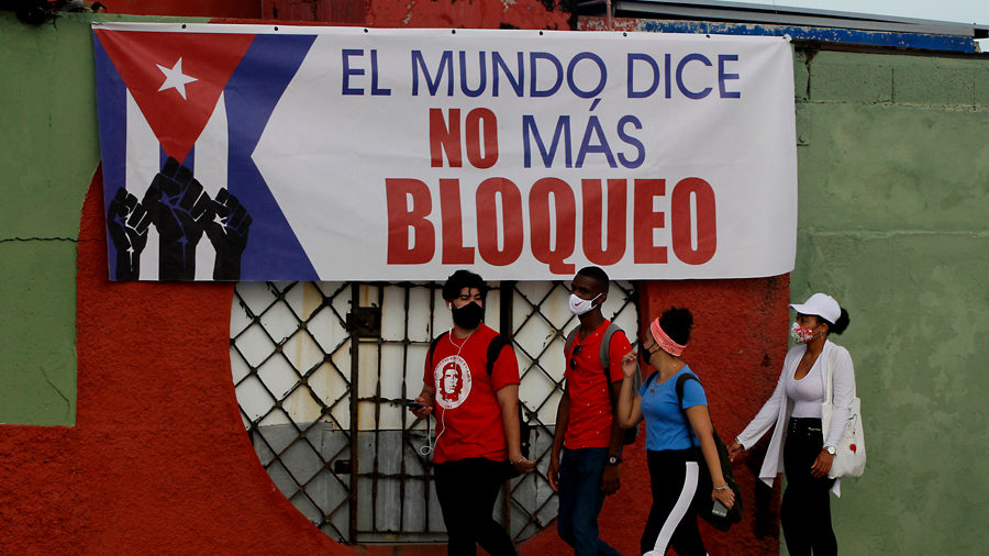 Pancarta contra el bloqueo a Cuba