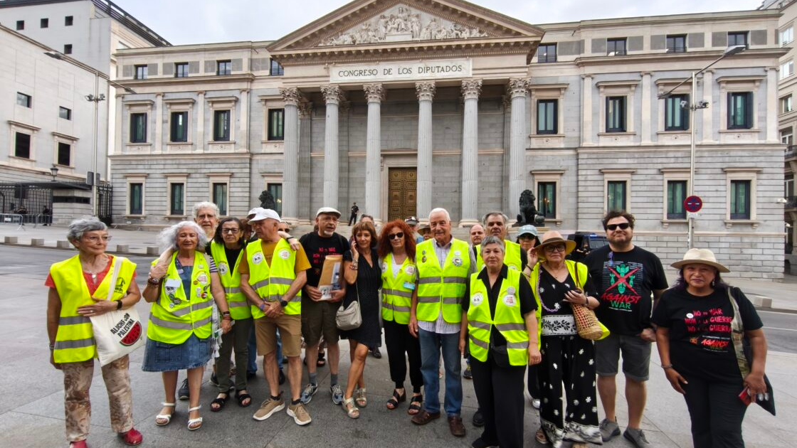 Los pensionistas, frente al Congreso antes de entregar las misivas