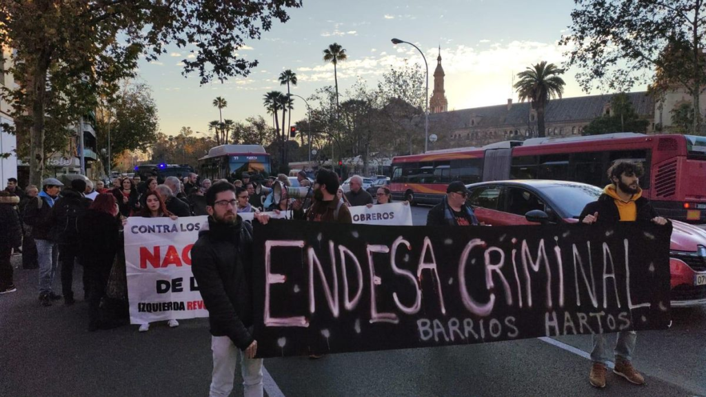 Pancarta "Endesa criminal" en la manifestación de Barrios Hartos