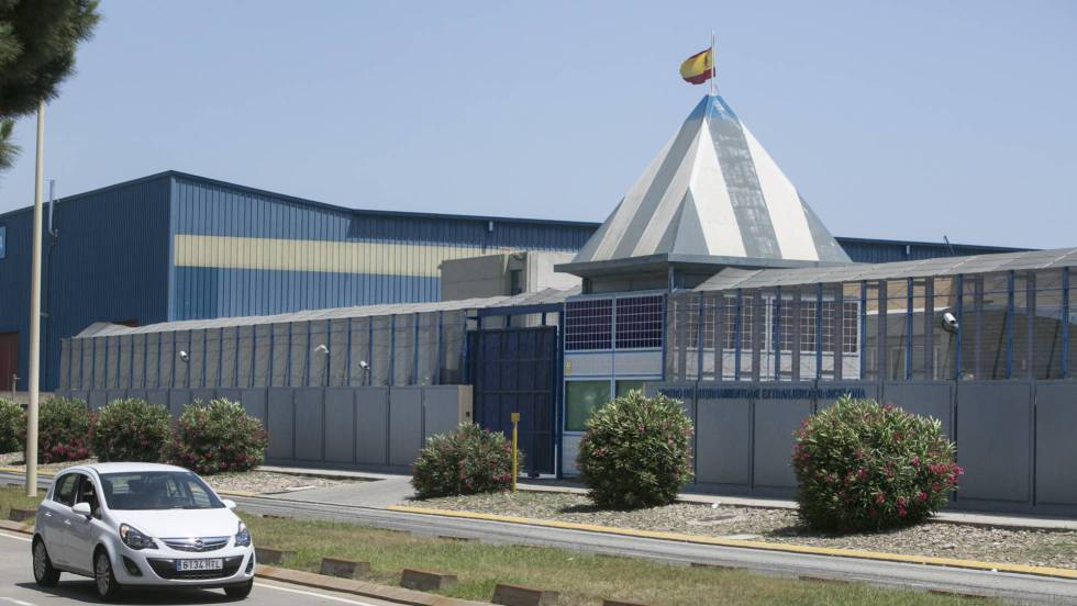 Exterior del Centro de Internamiento de Extranjeros de Barcelona