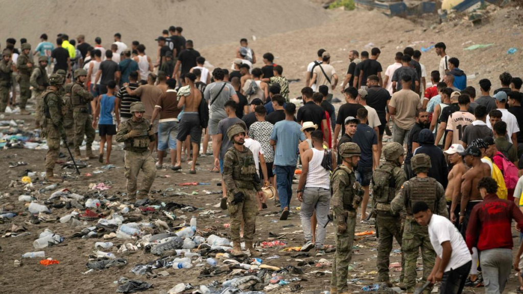 Soldados controlan a los migrantes