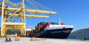 Barco atracado en el puerto de Ferrol