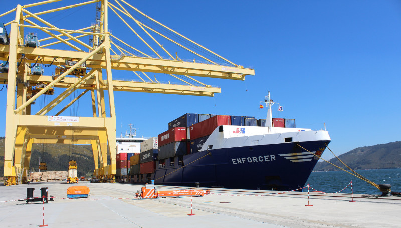 Barco atracado en el puerto de Ferrol