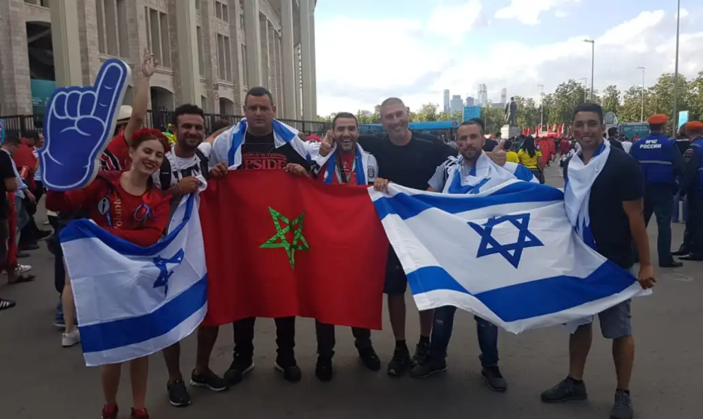 Personas sujetando banderas sionistas y de Marruecos