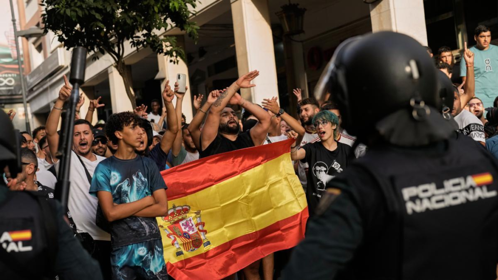 Ceutíes expulsan a los agitadores fascistas