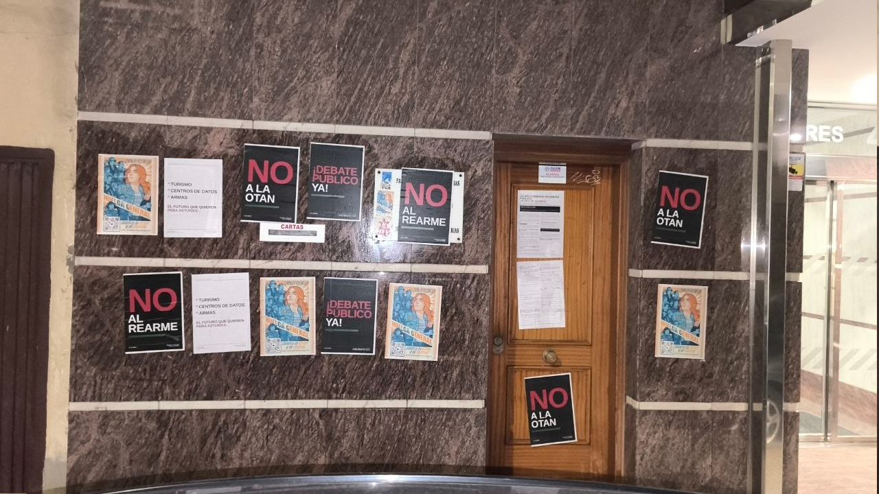 Sede de Izquierda Unida con carteles contra la OTAN y el rearme