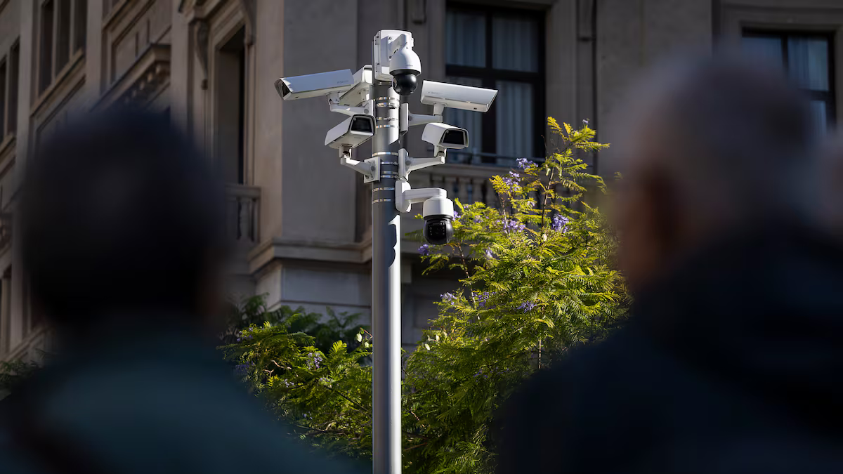 Poste con múltiples cámaras instaladas