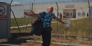 Nikos Maziotis saliendo de prisión