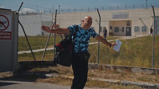 Nikos Maziotis saliendo de prisión
