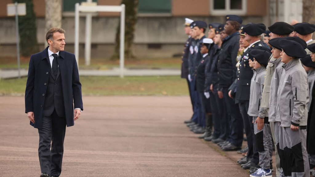 Francia establece el servicio militar