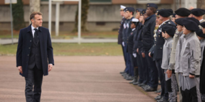 Francia establece el servicio militar